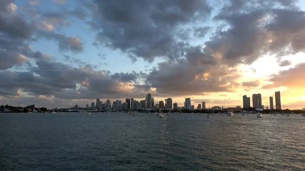 Vacker kvällsutsikt över Miamis skyline på kvällen — Stockfoto