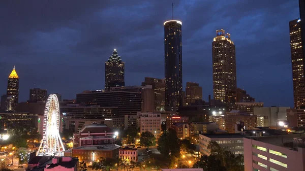 Downtown Atlanta in thhe night - θέα από ταράτσα - ATLANTA, USA - APRIL 21, 2016 — Φωτογραφία Αρχείου