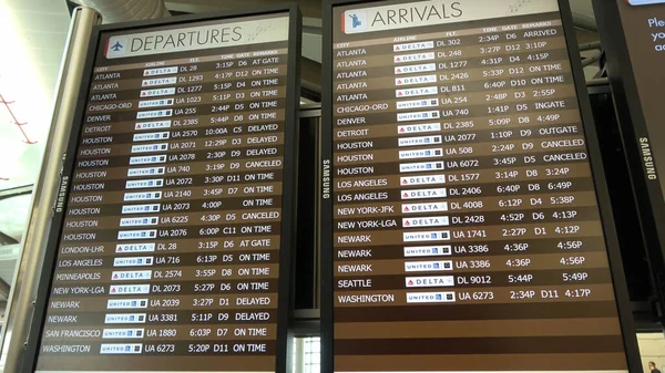 Αναχωρήσεις και Αφίξεις screen at Louis Armstrong International Airport - NEW ORLEANS, USA - April 18, 2016 - travel photography — Φωτογραφία Αρχείου