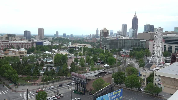 Widok na Centennial Olympic Park i Midtown Atlanta - ATLANTA, USA - KWIECIEŃ 22, 2016 — Zdjęcie stockowe