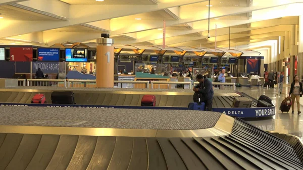 Reclamación de equipaje en Hartsfield Jackson Atlanta Airport - - ATLANTA, USA - 18 DE ABRIL DE 2016 - fotografía de viaje — Foto de Stock