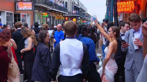 The famous Bourbon Street French Quarter New Orleans - NEW ORLEANS, Verenigde Staten - APRIL 17, 2016 - reizen fotografie — Stockfoto