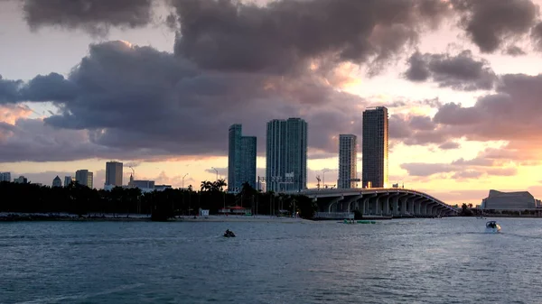 Vacker kvällsutsikt över Miamis skyline på kvällen — Stockfoto
