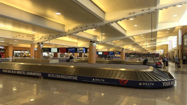 Afirmação de bagagem no Aeroporto de Hartsfield Jackson Atlanta - ATLANTA EUA - 18 de abril de 2016 - Fotografia de viagem — Fotografia de Stock