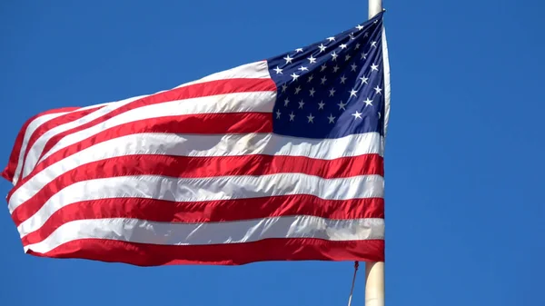 Amerika Birleşik Devletleri bayrağı rüzgarda sallanıyor - seyahat fotoğrafçılığı — Stok fotoğraf