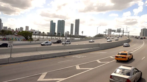 Un taxi amarillo en el camino a Miami - MIAMI, EE.UU. 10 DE ABRIL DE 2016 —  Fotos de Stock