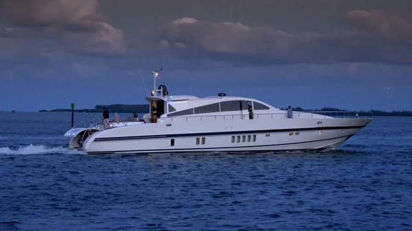 Kleine Yachtkreuzfahrt in Miami Bay - MIAMI, USA 10. APRIL 2016 — Stockfoto