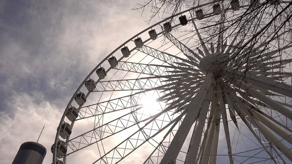 Atlanta Skyview Ferris Wheel in Downtown - ATLANTA, Estados Unidos - 21 de abril de 2016 - Fotografia de viagem — Fotografia de Stock
