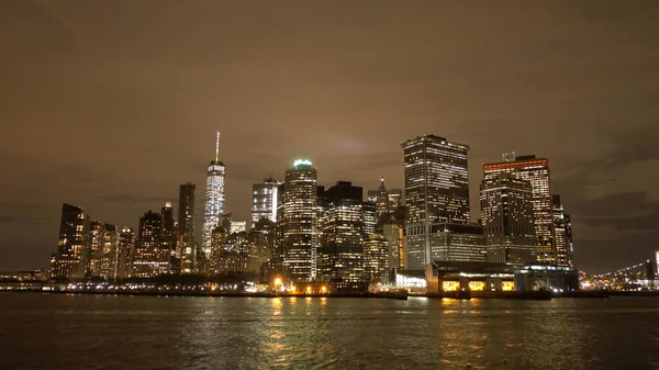 Niesamowita panorama Manhattanu w nocy - fotografie — Zdjęcie stockowe