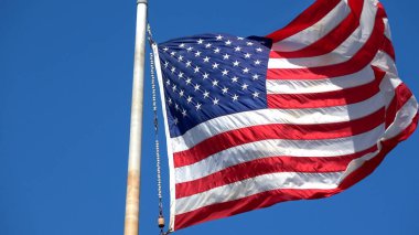 Amerika Birleşik Devletleri bayrağı rüzgarda sallanıyor - seyahat fotoğrafçılığı