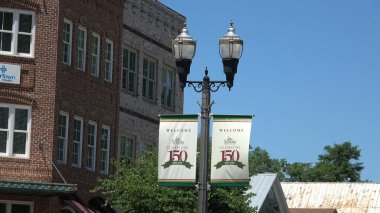 Senoia ABD 'deki Fenerler ve Hoş Geldiniz tabelaları - SENOIA, ABD - 23 Nisan 2016