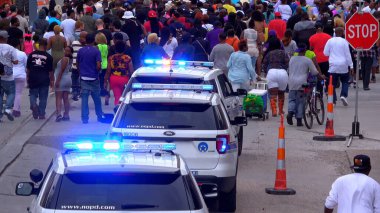 Etkileyici sokak geçidi - New Orleans 'ta Mardi Gras partisi - NEW ORLEANS, ABD - 17 Nisan 2016 - seyahat fotoğrafçılığı