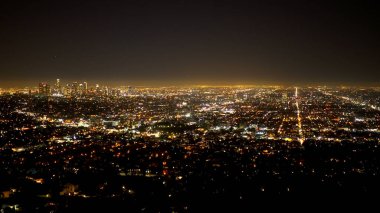 Geceleri Los Angeles şehrinde inanılmaz bir hava manzarası - seyahat fotoğrafçılığı
