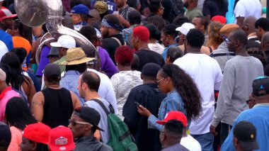 New Orleans sokaklarında büyük bir geçit töreni - NEW ORLEANS, ABD - 17 Nisan 2016 - seyahat fotoğrafçılığı