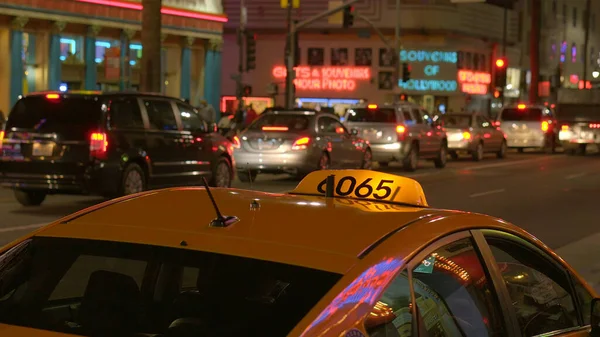 Taxi taxi a Hollywood Boulevard Los Angeles - LOS ANGELES, CALIFORNIA - Április 21, 2017 - utazási fotózás — Stock Fotó