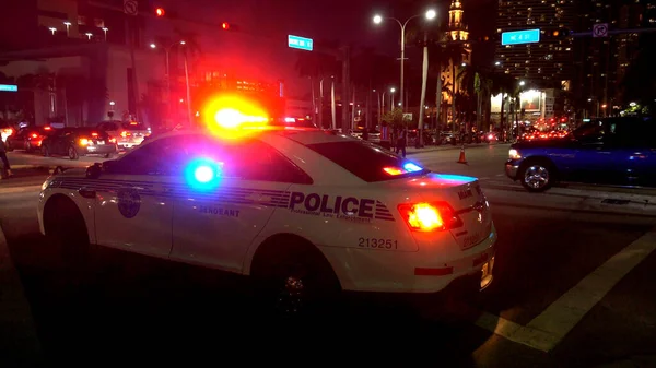 迈阿密警察执勤-警车堵塞街道- MIAMI, USA APRIL 10, 2016 — 图库照片
