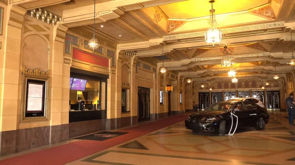 Beautiful Entrance Lobby fra Fox Theater i Midtown Atlanta - ATLANTA, USA - APRIL 20, 2016 – stockfoto