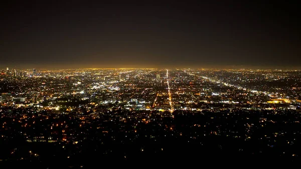 Los Ángeles por la noche - famosa vista desde el Observatorio Griffith - fotografía de viaje — Foto de Stock