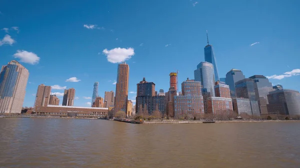 Financieel district Manhattan New York met World Trade Center - NEW YORK CITY, Verenigde Staten - APRIL 2, 2017 — Stockfoto