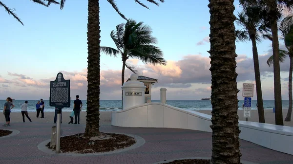 Fort Lauderdale Beach à noite - FORT LAUDERDALE, EUA 12 de abril de 2016 — Fotografia de Stock