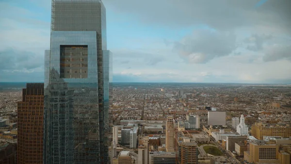 Здание Comcast Center с видом на город Филадельфия - фотографии со всего света — стоковое фото