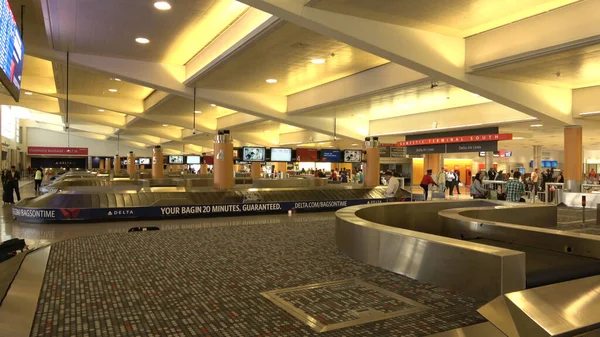 Διεκδίκηση αποσκευών στο αεροδρόμιο Hartsfield Jackson Atlanta - ATLANTA, ΗΠΑ - 18 Απριλίου 2016 - travel photography — Φωτογραφία Αρχείου