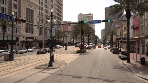 Guidare attraverso la famosa Canal Street New Orleans - NEW ORLEANS, Stati Uniti d'America - APRILE 17, 2016 - fotografia di viaggio — Foto Stock