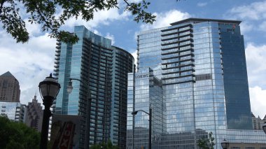 Atlanta şehir merkezindeki modern gökdelenler - Loews ve PWC - ATLANTA, ABD - 22 Nisan 2016