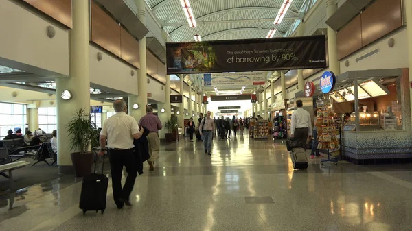 Portes à l'aéroport international Louis Armstrong de la Nouvelle-Orléans - NOUVELLE-ORLÉANS, États-Unis - 17 AVRIL 2016 - photographie de voyage — Photo