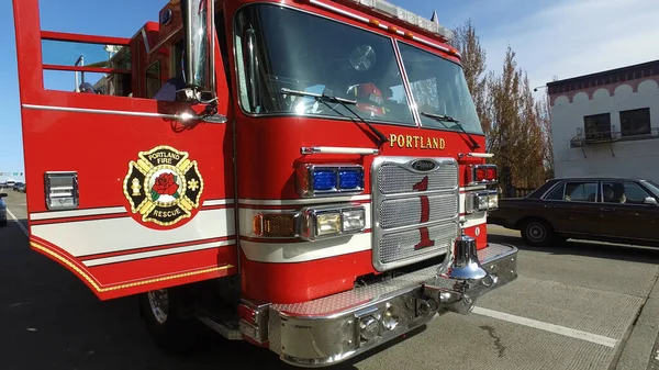 Portland Fire and Rescue car in the city - PORTLAND, USA - APRIL 15, 2017 — Stock fotografie
