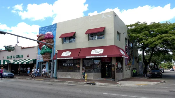 Pohled na ulici Little Havana v Miami - MIAMI, USA 10. dubna 2016 — Stock fotografie