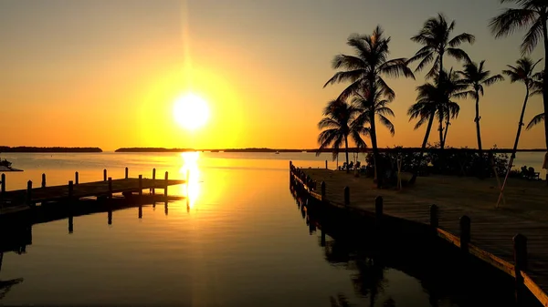 Prachtige zonsondergang aan een baai in de USA sleutels — Stockfoto