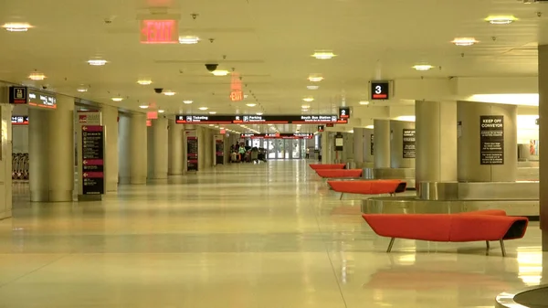 Matkatavaravaatimus lentokentällä - MIAMI, USA huhtikuu 10, 2016 — kuvapankkivalokuva