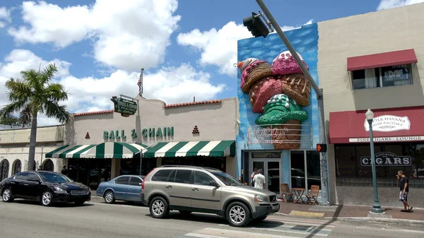 Vista de la calle Little Havana en Miami - MIAMI, EE.UU. 10 DE ABRIL DE 2016 —  Fotos de Stock