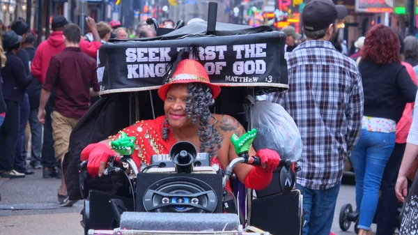 Artista de rua em French Quarter New Orleans - NOVOS ORLEANS, EUA - 17 de abril de 2016 - Fotografia de viagem — Fotografia de Stock