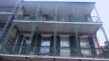 Tipik New Orleans tarzı malikaneler - NEW ORLEANS, ABD - 17 Nisan 2016 - seyahat fotoğrafçılığı