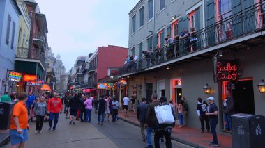 New Orleans 'taki ünlü Bourbon Caddesi Fransız Mahallesi - NEW ORLEANS, ABD - 17 Nisan 2016 - seyahat fotoğrafçılığı