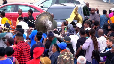 New Orleans 'ta büyük bir sokak geçidi - Mardi Gras - NEW ORLEANS, ABD - 17 Nisan 2016 - seyahat fotoğrafçılığı