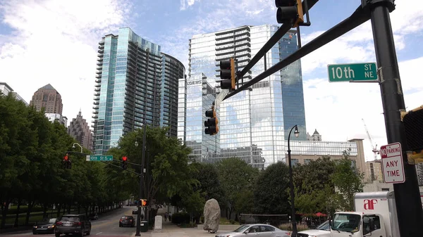 Felhőkarcolók a belvárosban Atlanta - ATLANTA, USA - Április 20, 2016 — Stock Fotó