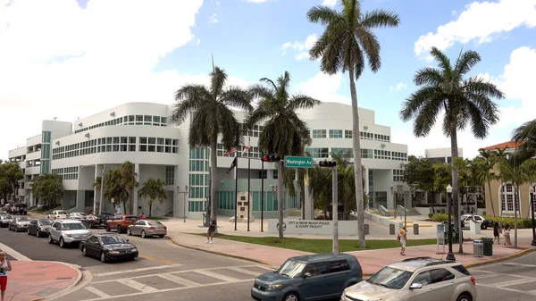 Vista típica de Miami Beach Street - MIAMI, USA 10 DE ABRIL DE 2016 —  Fotos de Stock