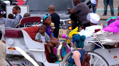 Mardi Gras 'da olduğu gibi New Orleans sokak geçidi - NEW ORLEANS, ABD - 17 Nisan 2016 - seyahat fotoğrafçılığı