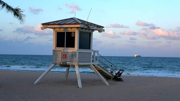 หอคอยกู้ภัยที่ชายหาด Fort Lauderdale FORT LAUDERDALE, USA APRIL 12, 2016 — ภาพถ่ายสต็อก