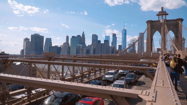 Street traffic on Brooklyn Bridge in New York - NEW YORK CITY, USA - APRIL 2, 2017 — Stock Photo, Image