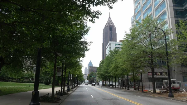 Street view in Atlanta Midtown - ATLANTA, ΗΠΑ - 22 Απριλίου 2016 — Φωτογραφία Αρχείου