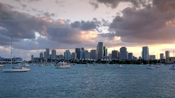 Piękny wieczorny widok na panoramę Miami wieczorem — Zdjęcie stockowe