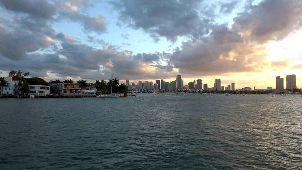 Krásný večerní pohled na panorama Miami ve večerních hodinách — Stock fotografie