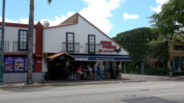 Calle 8 in Little Havana Miami 'deki sokak manzarası - MIAMI, ABD 10 Nisan 2016