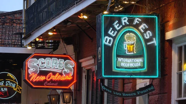 Beer Bar at Bourbon Street French Quarter New Orleans - NEW ORLEANS, USA - APRIL 17, 2016 - travel photography — Stock Photo, Image