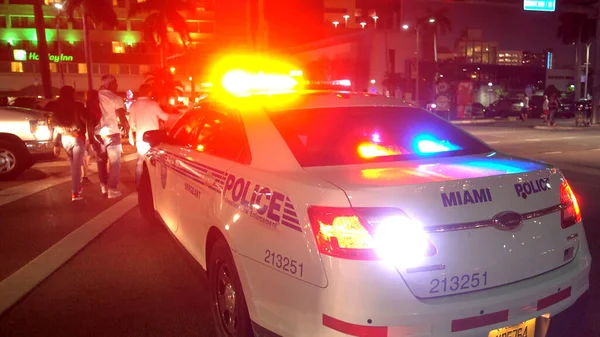 Police de Miami en service - voiture de police bloquant la rue - MIAMI, USA 10 AVRIL 2016 — Photo