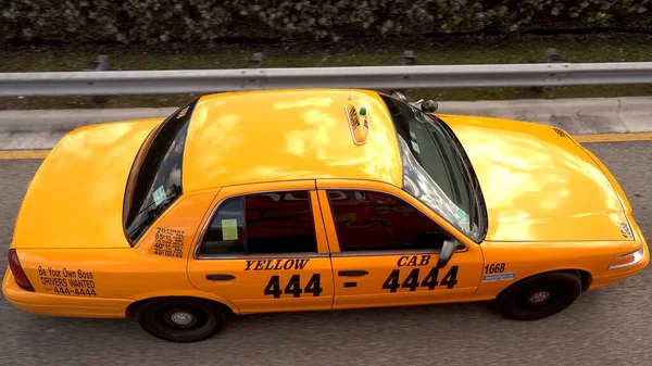 Ein gelbes Taxi auf dem Weg nach Miami - MIAMI, USA 10. April 2016 — Stockfoto